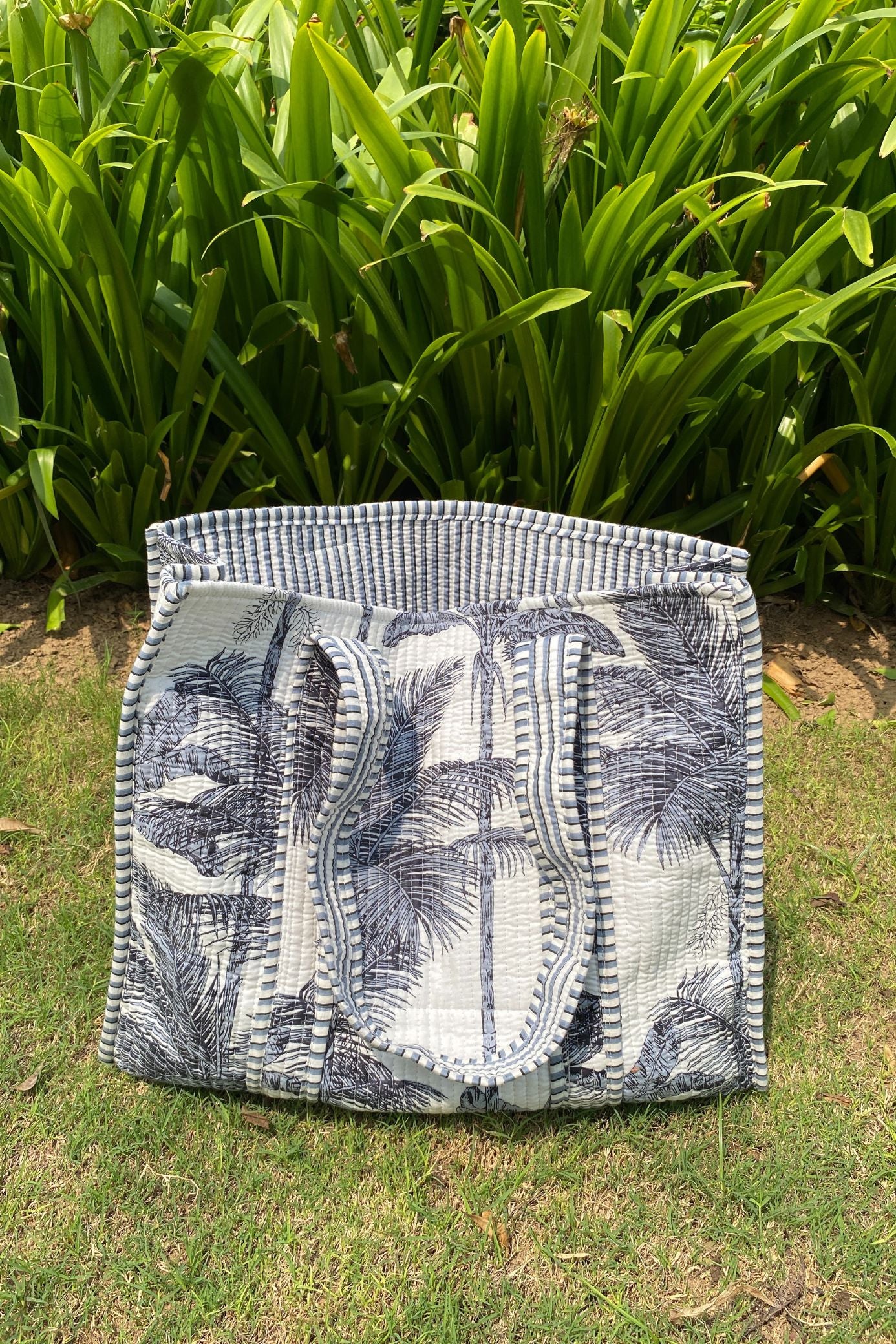 GREY PALM TOTE